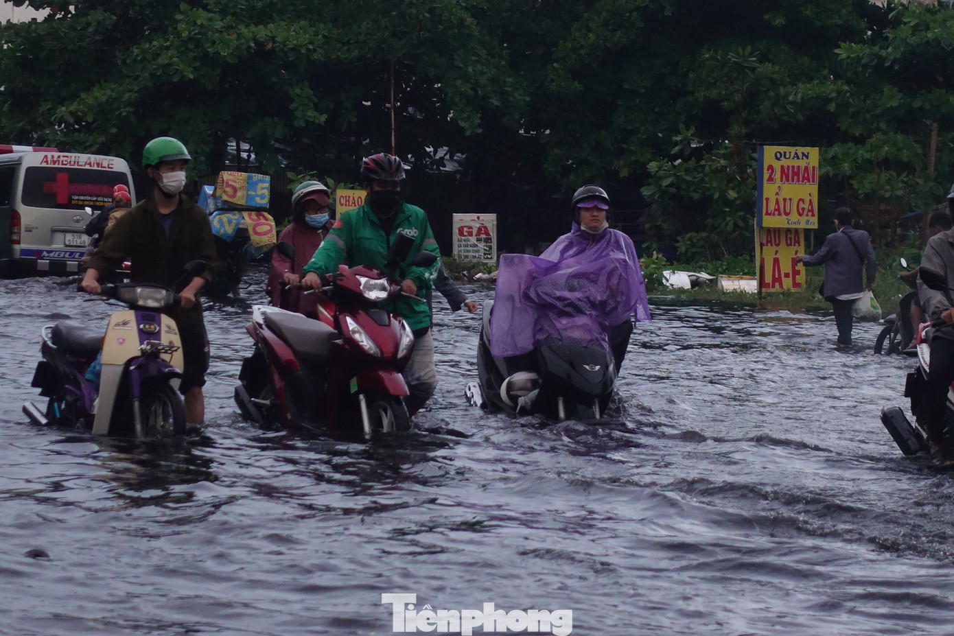 Một số phương tiện bị “chết máy” khiến người dân phải bì bõm lội nước để thoát khỏi khu vực bị ngập sâu.