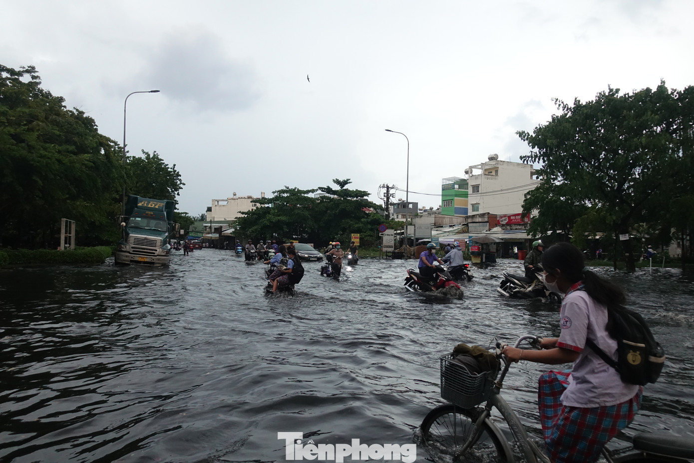 Trong khi đó, tại quận Bình Tân, một số tuyến đường như Hồ Ngọc Lãm, Bùi Tư Toàn,… cũng xảy ra tình trạng ngập úng sau mưa. Hình ảnh ghi nhận tại đường Hồ Ngọc Lãm (phường An Lạc, quận Bình Tân)