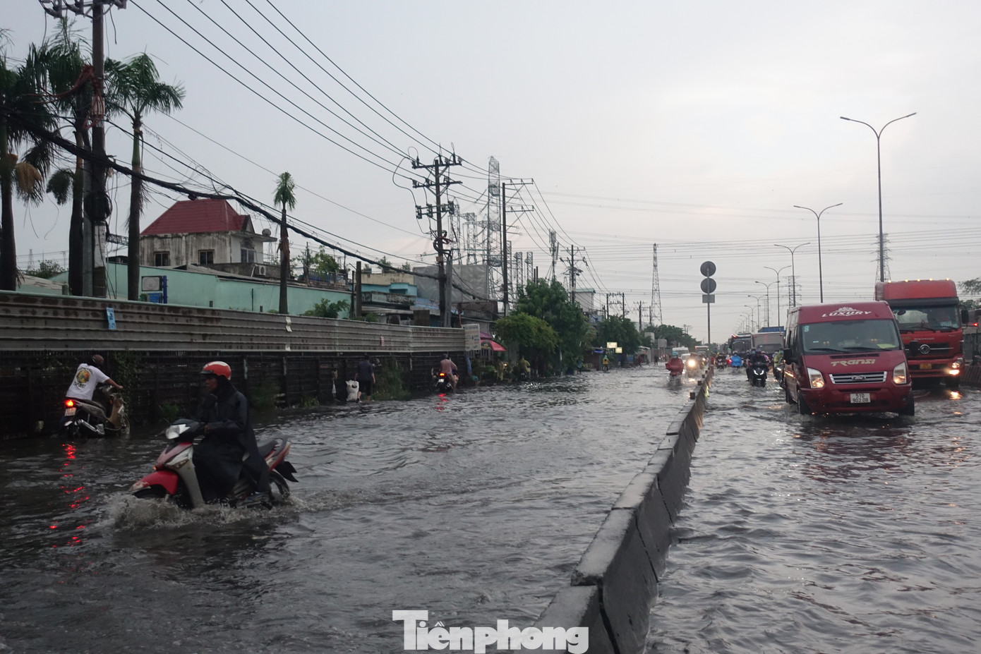 Ngoài khu vực hầm chui Tân Tạo, theo ghi nhận của PV, một loạt các tuyến đường ở khu vực phía Tây TPHCM đều xảy ra tình trạng ngập úng sau mưa. Ảnh: Quốc lộ 1 (đoạn qua Khu công nghiệp Pouyuen, quận Bình Tân) ngập sâu với đoạn đường dài trên 500 mét.