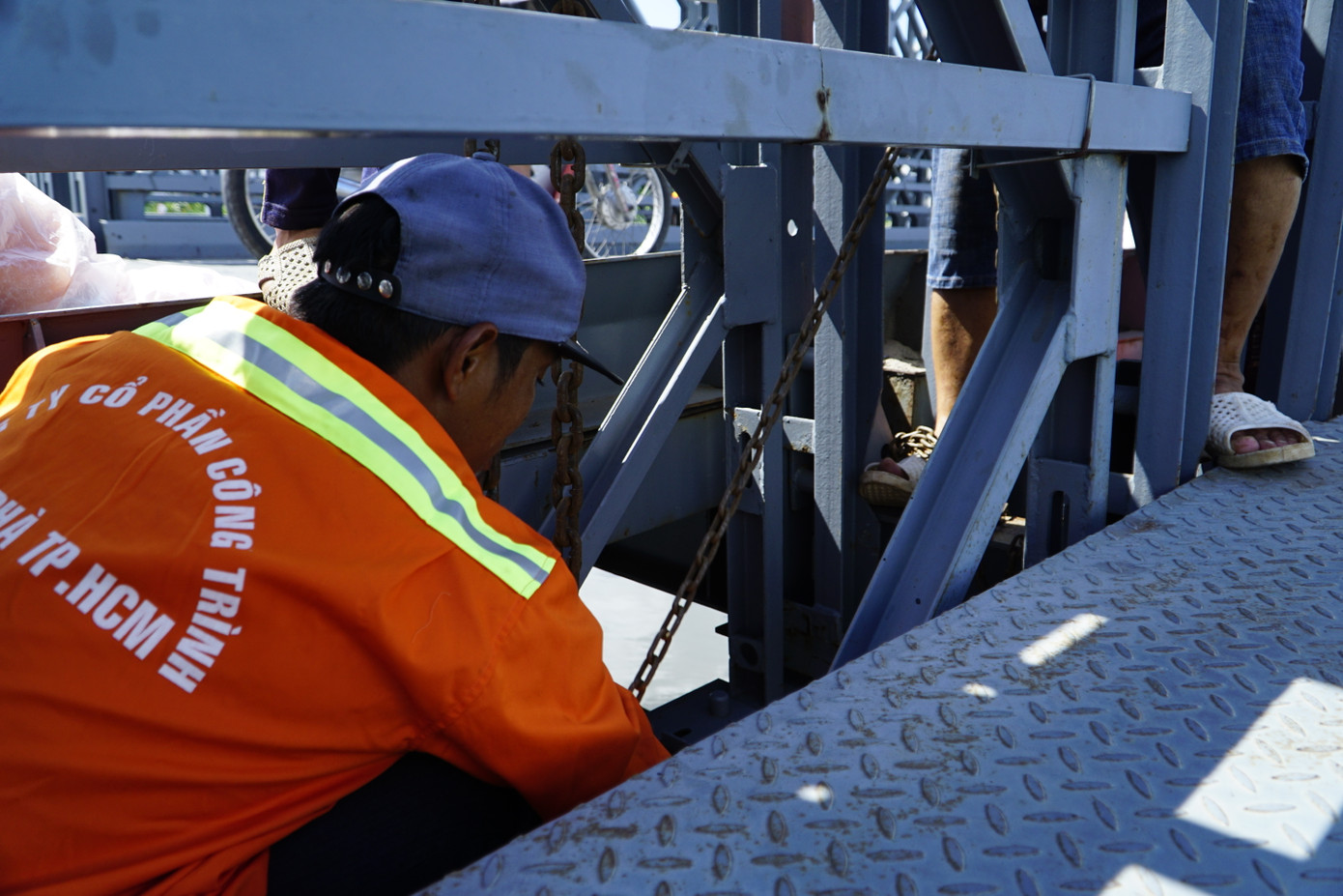 Theo ông Phúc, hiện nay công trình cầu tạm (kết cấu thép) An Phú Đông đang trong giai đoạn bảo hành, do đó đơn vị thi công đang triển khai sửa chữa với những hư hỏng nhỏ. Đối với những hạng mục chính, Ban Giao thông sẽ xin ý kiến và phương án từ Sở Giao thông vận tải sau đó mới tiến hành sửa chữa.