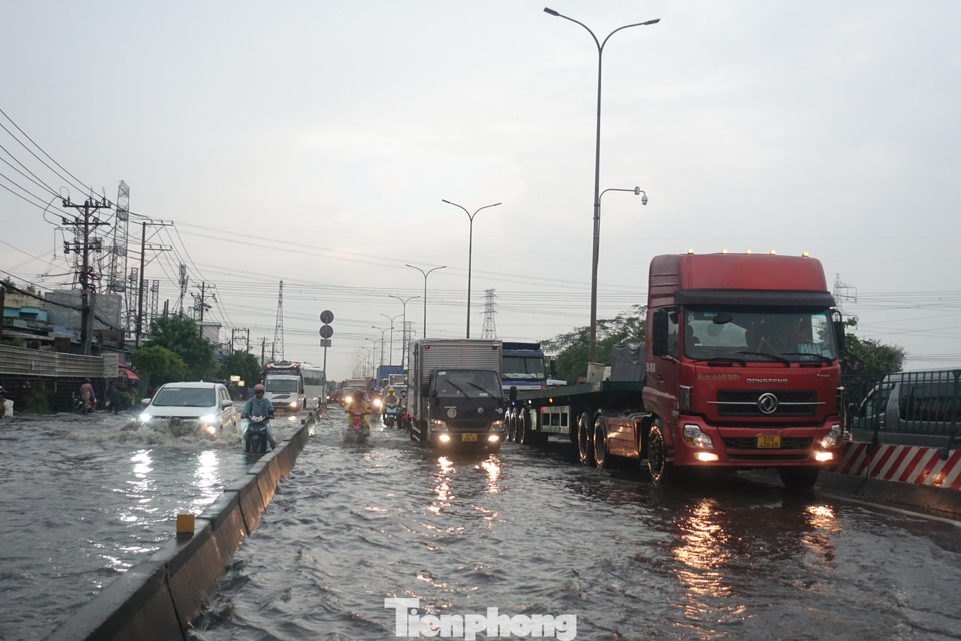 Để tránh điểm ngập úng này, nhiều người điều khiển xe máy phải cho phương tiện di chuyển vào làn xe ô tô.
