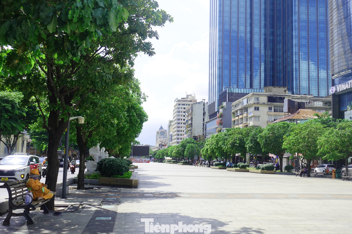 Phố đi bộ Nguyễn Huệ vào đầu giờ chiều ngày 10/5. Ảnh: Hữu Huy