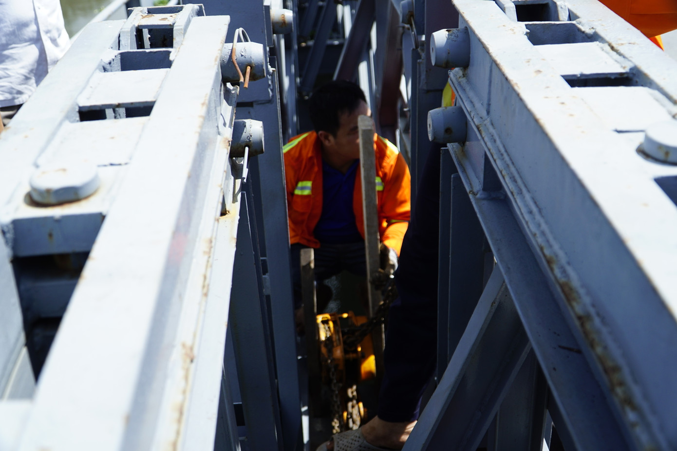 Đại diện Ban Giao thông TPHCM cho biết dự kiến đến giữa tuần tới sẽ có phương án sửa chữa cầu thép An Phú Đông và tiến độ sửa chữa sẽ được cập nhật cụ thể. (Hình ảnh ghi nhận vào trưa 14/5: Công nhân đang tiến hành sửa chữa những hư hỏng nhỏ tại cầu thép An Phú Đông)