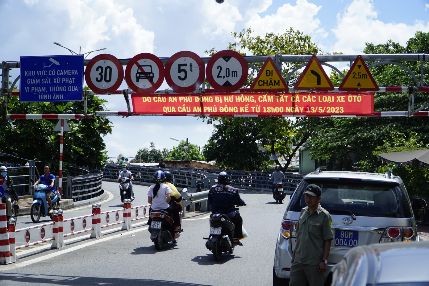 Liên quan đến sự cố sà lan va chạm với trụ T6 của cầu An Phú Đông (nối quận Gò Vấp với quận 12), theo ghi nhận của PV Tiền Phong vào trưa 14/5, lực lượng chức năng được bố trí ở khu vực hai đầu cầu để điều tiết và hướng dẫn giao thông.