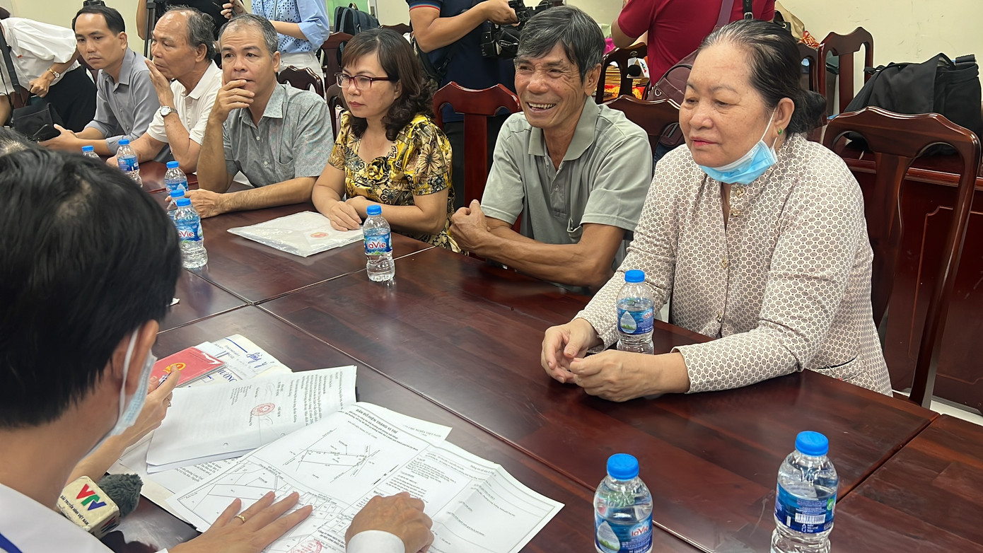 Người dân tại TP Thủ Đức nhận tiền bồi thường dự án Vành đai 3 TPHCM. Người dân tại TP Thủ Đức nhận tiền bồi thường dự án Vành đai 3 TPHCM.