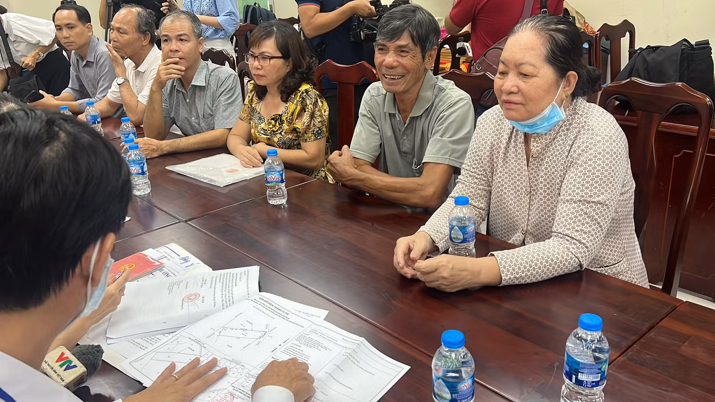 Người dân tại TP Thủ Đức nhận tiền bồi thường dự án Vành đai 3 TPHCM.