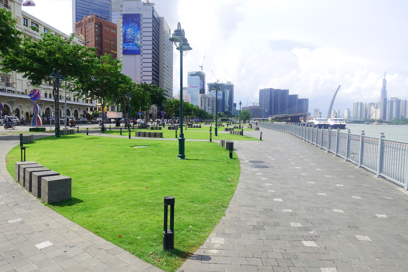 Thiếu cây xanh, nắng nóng oi bức khiến công viên Bến Bạch Đằng vắng khách. Ảnh ghi nhận vào đầu giờ chiều ngày 10/5. (Ảnh: Hữu Huy)