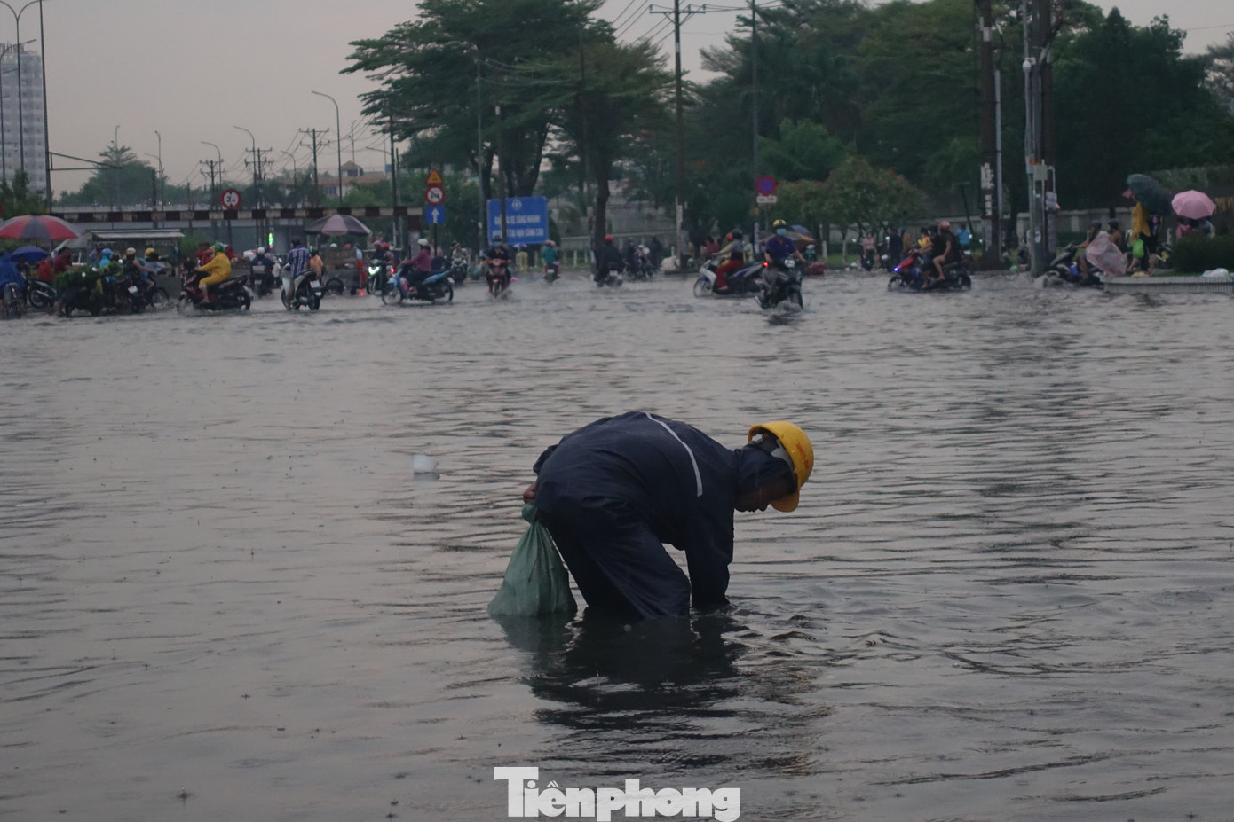 Công nhân thu gom rác thải ở các miệng cống.