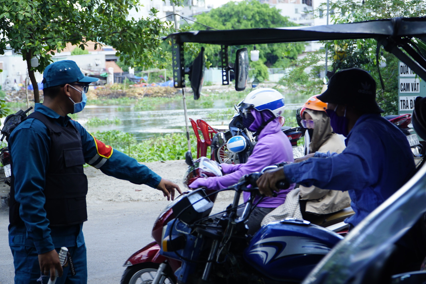 Lực lượng dân quân tự vệ hướng dẫn và điều tiết giao thông tại khu vực.