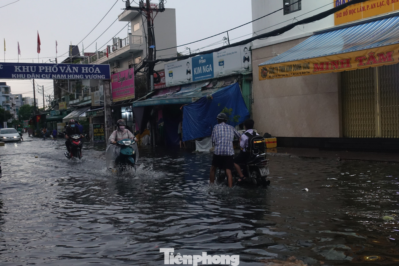 Một số khu vực dân cư ở phường An Lạc, quận Bình Tân cũng bị ngập úng sau mưa.