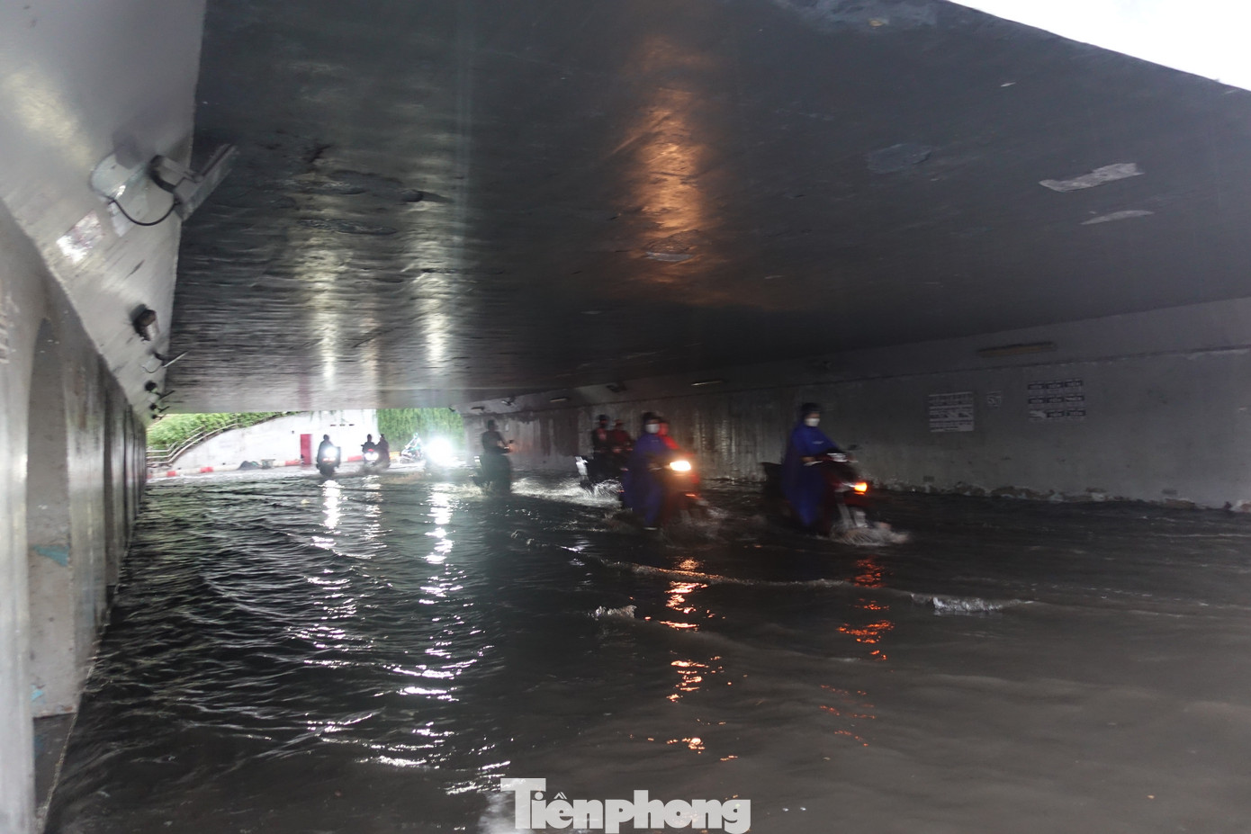 Khu vực hầm chui Tân Tạo ngập từ 10-20cm khiến các phương tiện di chuyển khó khăn.