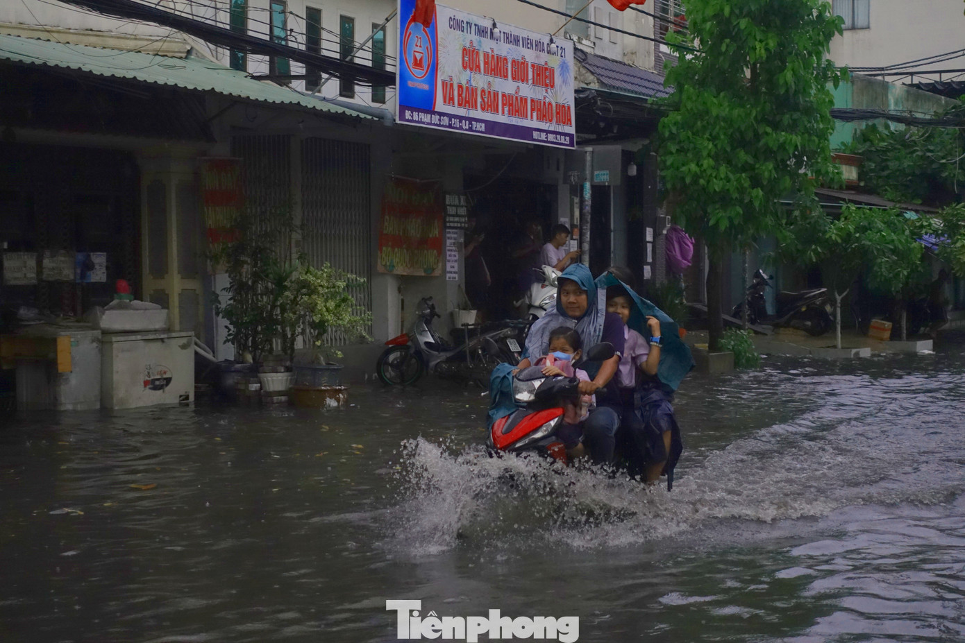 Sau cơn mưa nặng hạt kèm gió mạnh kéo dài khoảng 30 phút vào chiều tối 15/5, một số đoạn đường ở quận 8, quận Bình Tân (TPHCM) xảy ra tình trạng ngập úng.