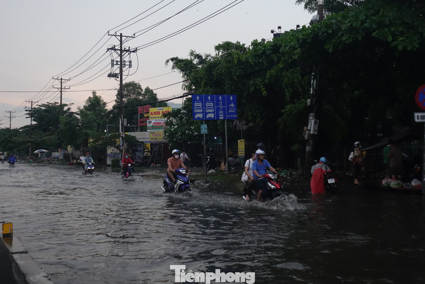 Nhiều người điều khiển phương tiện di chuyển ngược chiều trên quốc lộ 1.