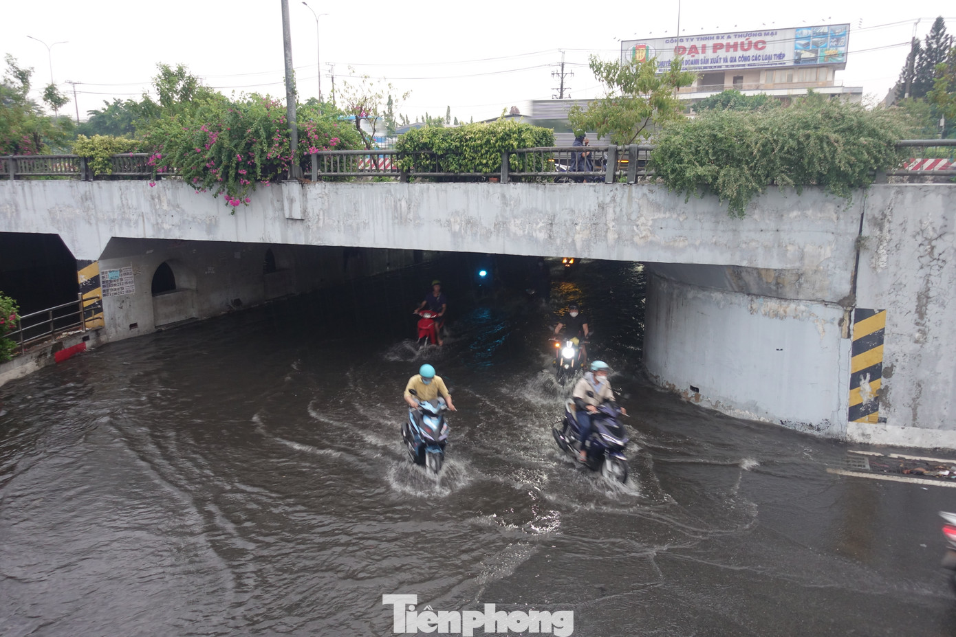 Đến hơn 17h chiều 16/5, nước vẫn chưa rút.