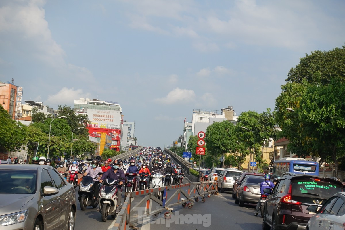Hàng rào kéo di động phân luồng giao thông tại khu vực chân cầu vượt bằng thép nút giao Cộng Hòa – Hoàng Hoa Thám (quận Tân Bình). Ảnh: Hữu Huy