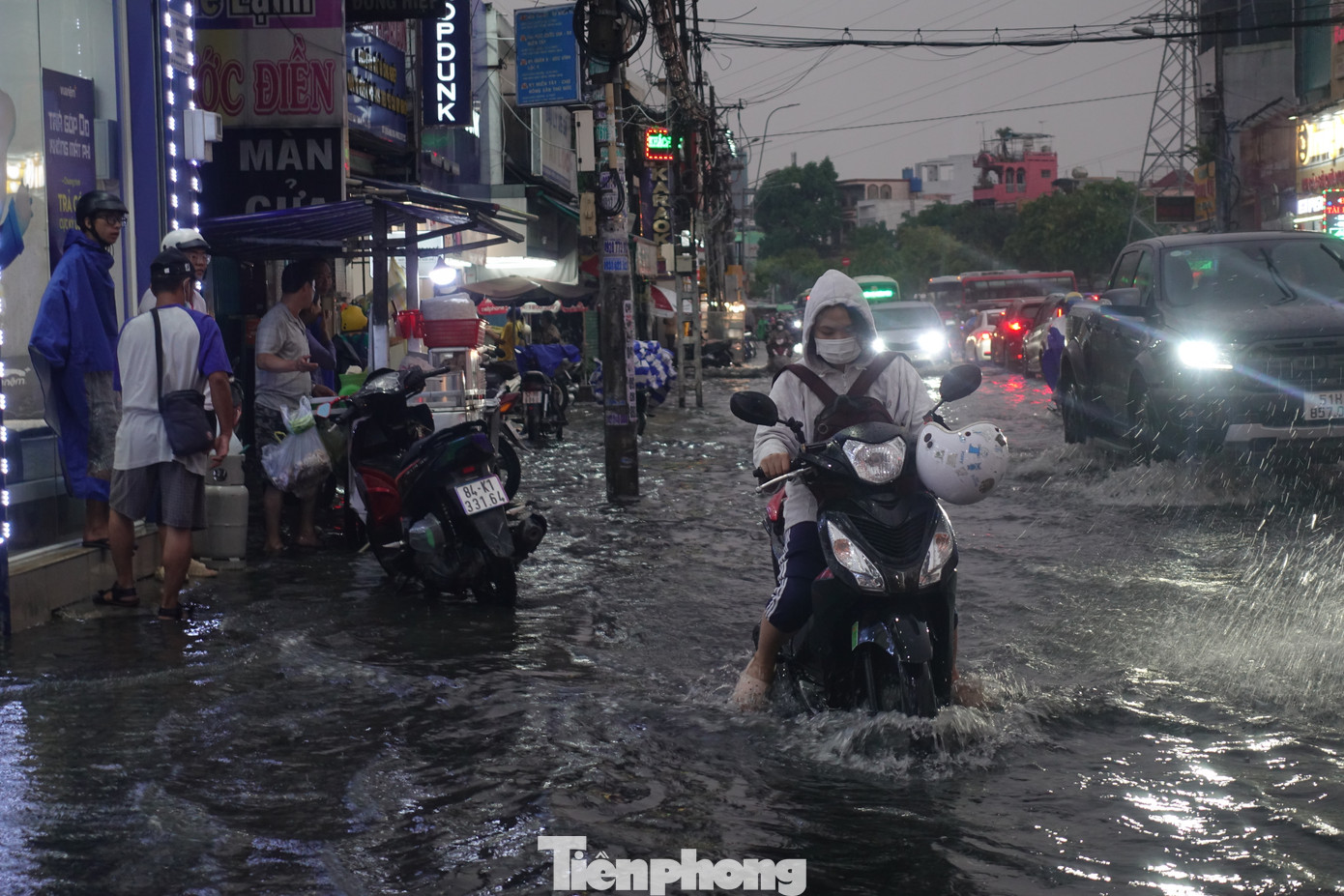 Ngập úng ở khu vực đường Hậu Giang (phường 11, quận 6).