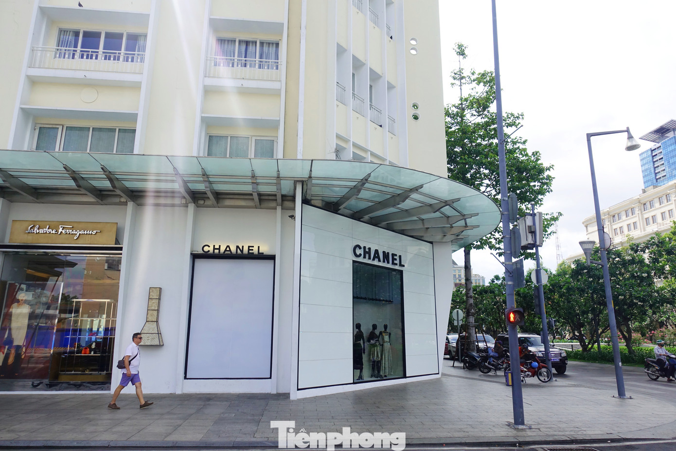 Mái che tại khách sạn Rex Sài Gòn (góc đường Lê Lợi - Nguyễn Huệ, quận 1). Ảnh: Hữu Huy