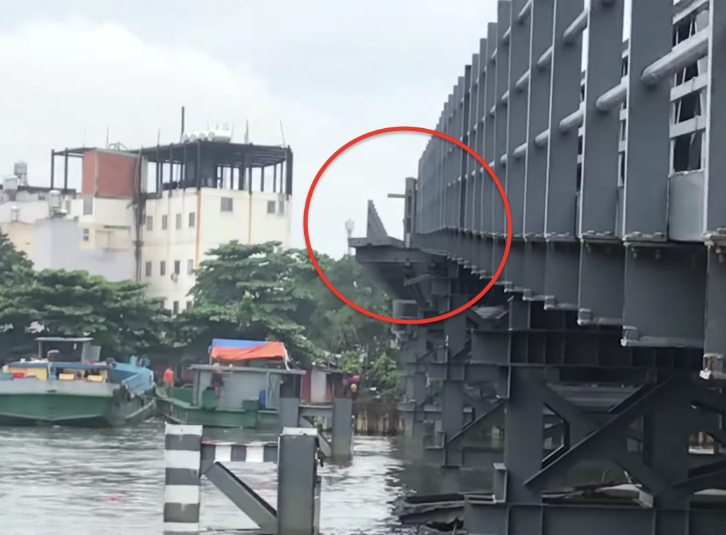 Hiện trường cầu thép An Phú Đông bị sà lan tông vào nhịp giữa vào tháng 10/2020. Hiện trường cầu thép An Phú Đông bị sà lan tông vào nhịp giữa vào tháng 10/2020.