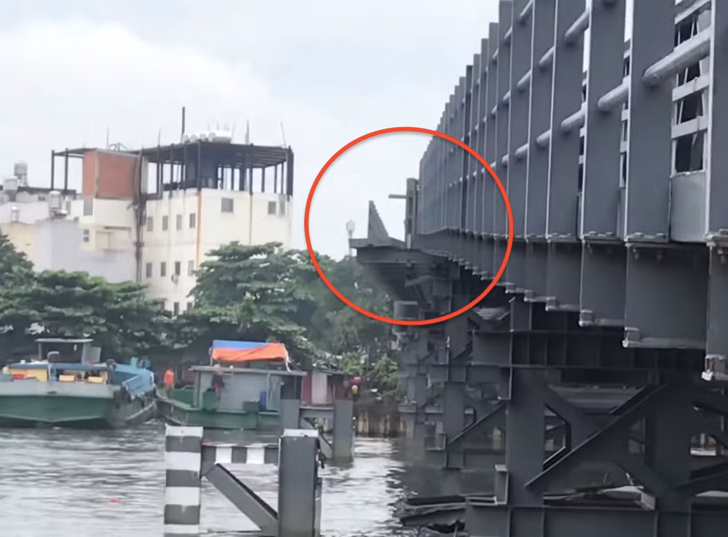 Hiện trường cầu thép An Phú Đông bị sà lan tông vào nhịp giữa vào tháng 10/2020. Hiện trường cầu thép An Phú Đông bị sà lan tông vào nhịp giữa vào tháng 10/2020.