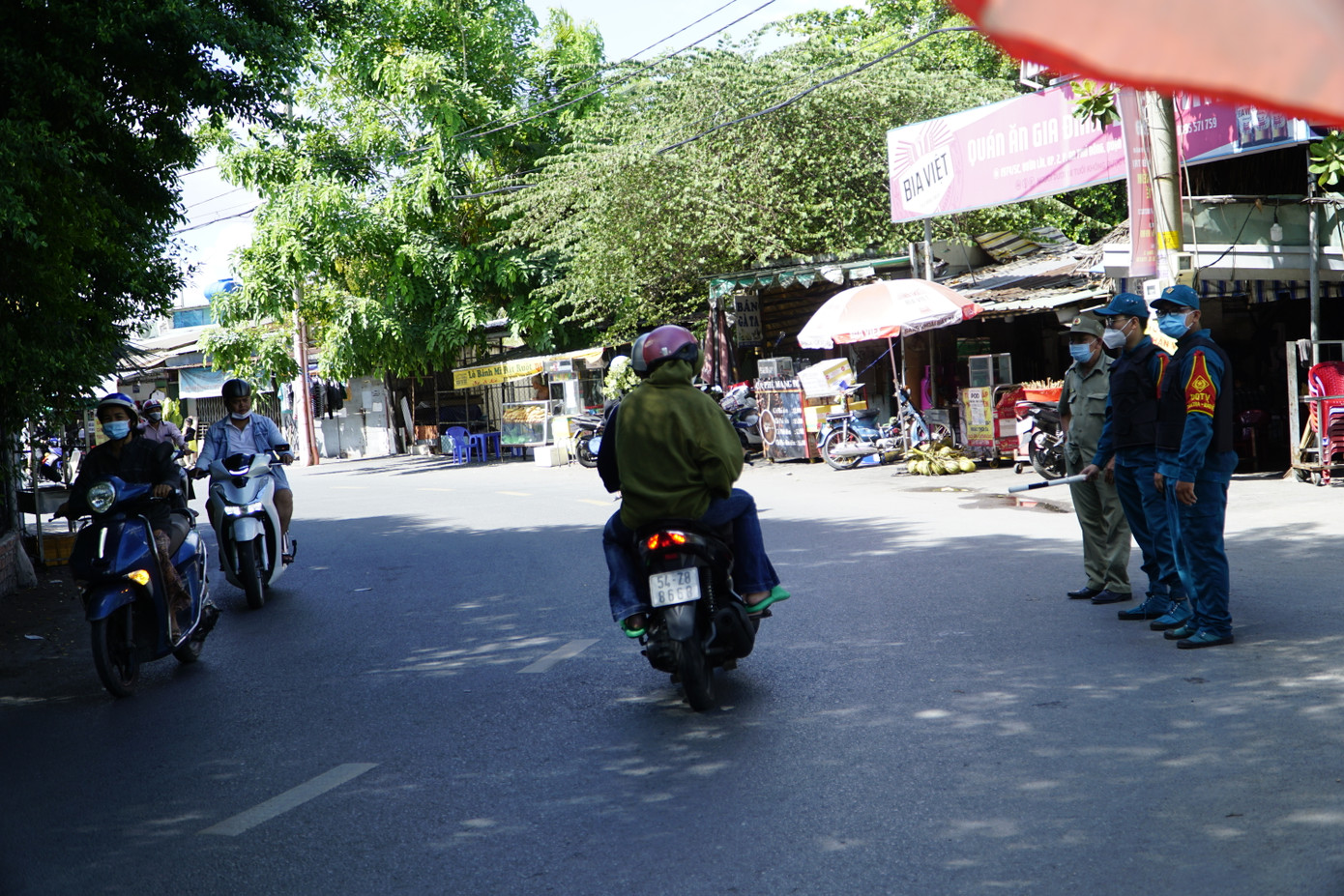 Hiện nay, cơ quan chức năng đã cấm tất cả xe ô tô qua cầu để đảm bảo an toàn, phục vụ cho việc sửa chữa và khắc phục hư hỏng của cầu sau sự cố.