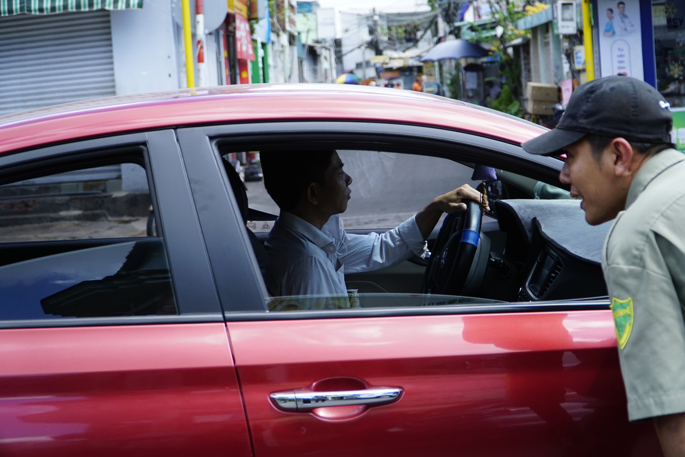 Tương tự, tại phía bờ quận Gò Vấp, nhiều tài xế xe ô tô chưa nắm bắt được thông tin tạm thời không được lưu thông qua cầu An Phú Đông.