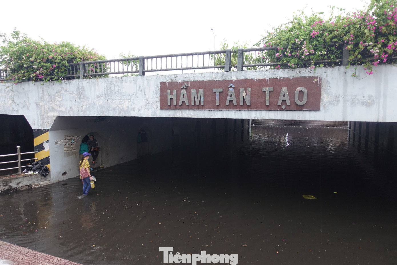 Theo ghi nhận của PV, chiều tối 16/5, khu vực phía Tây TPHCM xuất hiện mưa lớn trên diện rộng. Cơn mưa nặng hạt kéo dài đã khiến khu vực hầm chui Tân Tạo (quận Bình Tân) bị ngập úng.