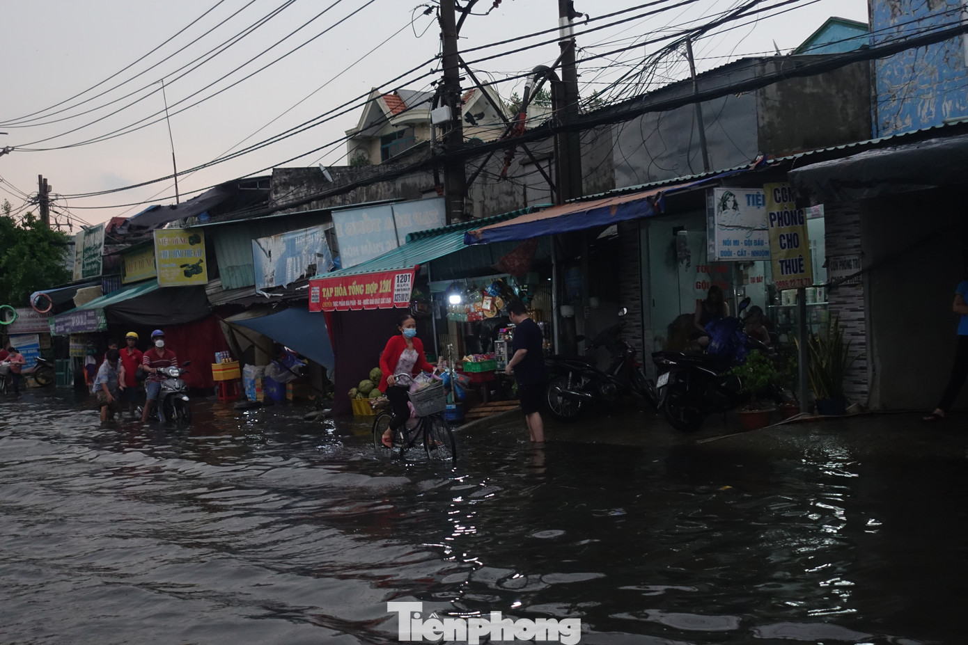 Một số đoạn trên quốc lộ 1 đi qua phường Bình Trị Đông B, quận Bình Tân, TPHCM ngập sâu làm ảnh hưởng đến việc kinh doanh và sinh hoạt của người dân.