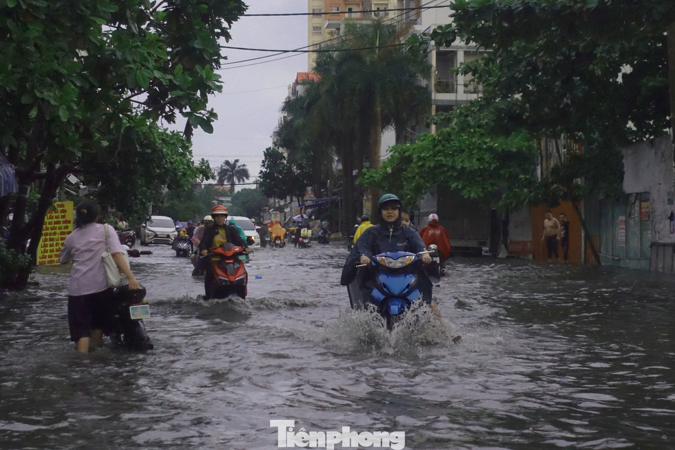 Anh Nguyễn Nhật Phong (28 tuổi, người dân địa phương) cho biết: &quot;Do hệ thống thoát nước ở khu vực chưa đảm bảo nên tình trạng ngập úng sau mưa thường xuyên xảy ra&quot;.