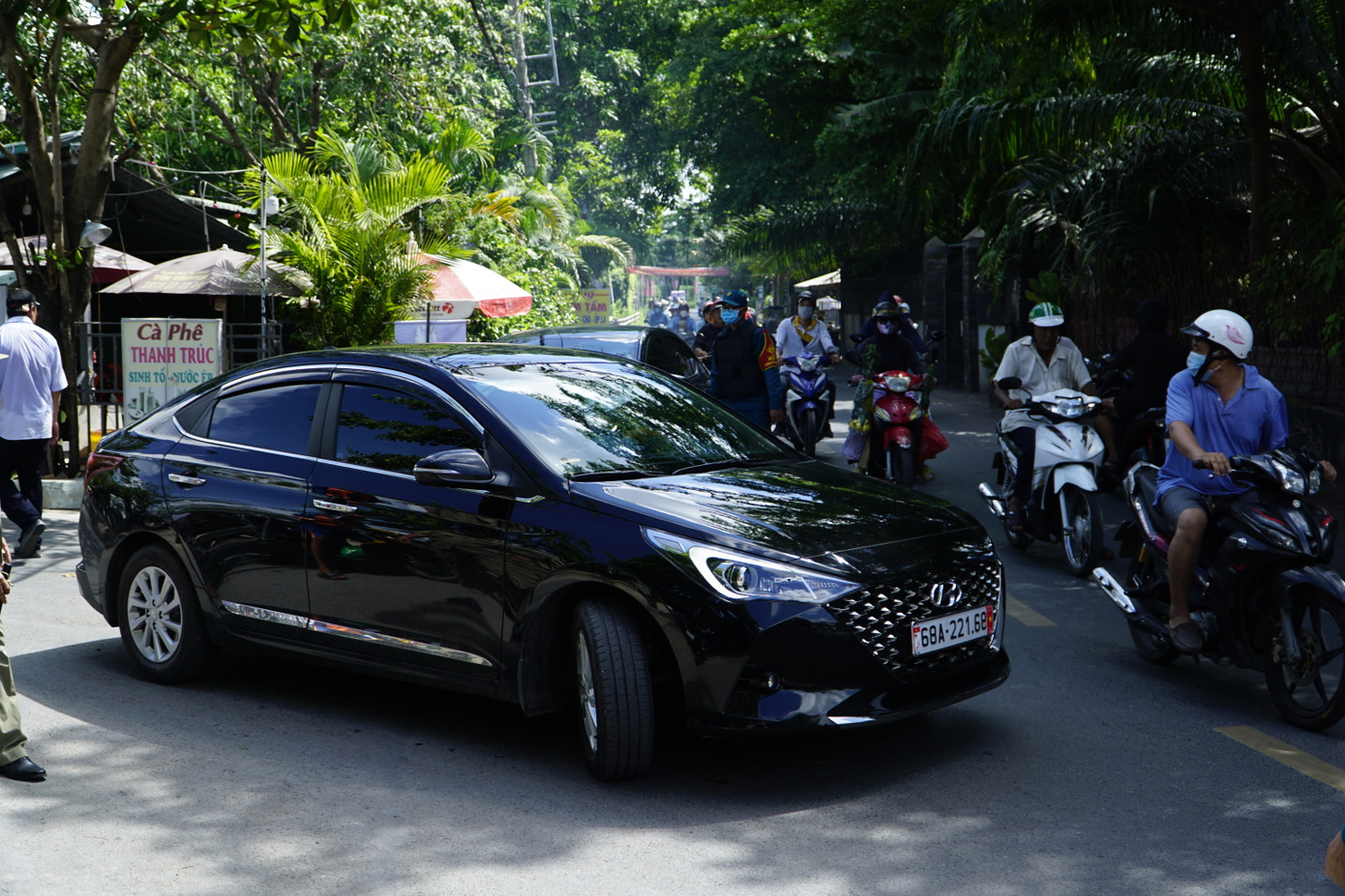 Trong ngày 14/5, tại phía bờ quận 12, nhiều xe ô tô khi đến cầu An Phú Đông được hướng dẫn quay đầu và chọn lộ trình khác thay thế.