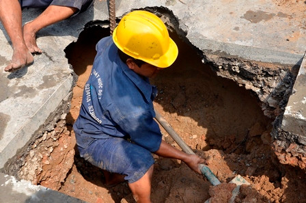 TPHCM: 'Hố tử thần' xuất hiện giữa ngã tư, giao thông kẹt cứng ảnh 1