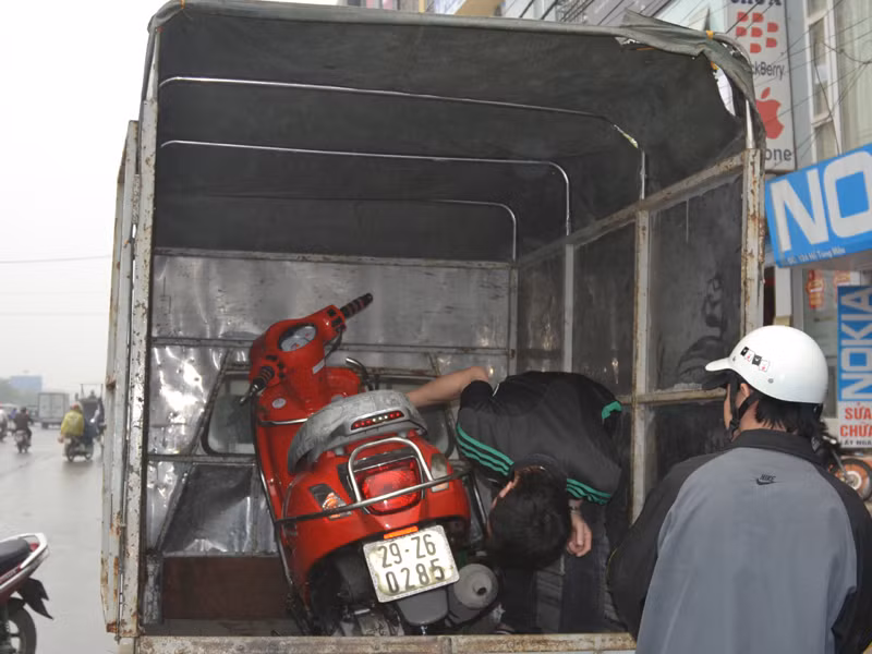 Đưa xe bị cháy về điều tra nguyên nhân. Hiện trường vụ cháy