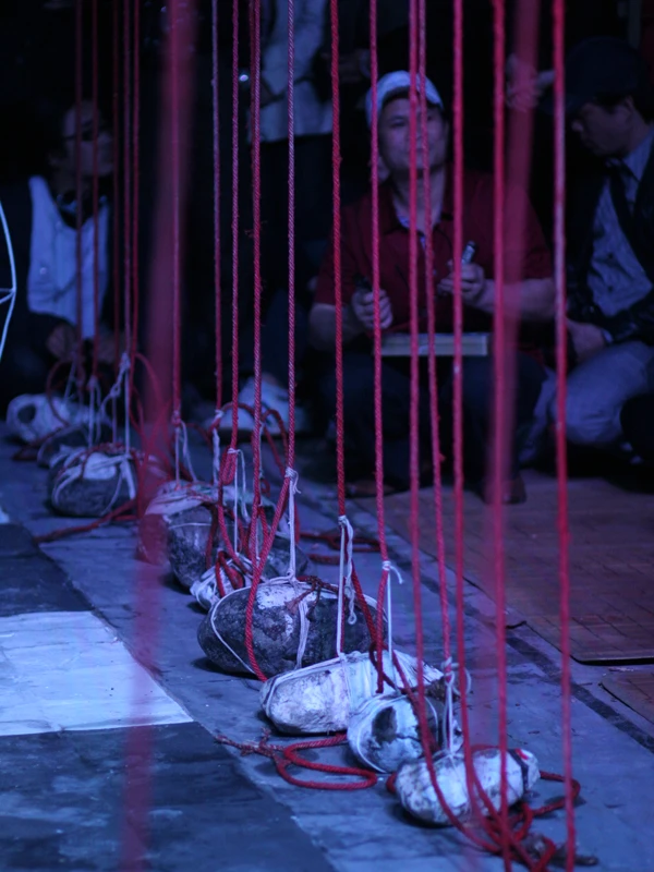 Sân khấu được giới hạn bởi sợi chỉ đỏ và đá