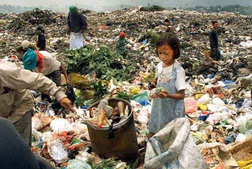 Xót xa cảnh những em bé mưu sinh trên dòng sông ngập rác ảnh 3