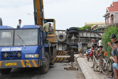 Ô tô mất lái bay qua vỉa hè đâm sập nhà dân ảnh 3