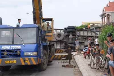 Ô tô mất lái bay qua vỉa hè đâm sập nhà dân ảnh 3