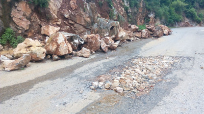 Đá to 20 tấn đổ ập vào nhà dân ảnh 2