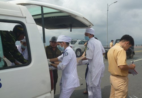 Ô tô tải tông xe máy văng vào thành cầu, một người chết ảnh 2