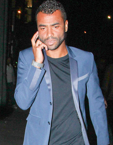 Hậu vệ Ashley Cole bị người mẫu Playboy đấm 'tòe mỏ' ảnh 1