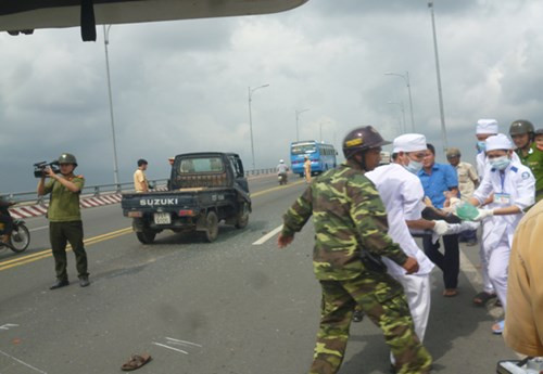 Ô tô tải tông xe máy văng vào thành cầu, một người chết ảnh 1