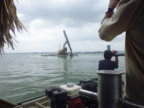 Theo chân “lâm tặc” xem khai thác gỗ dưới lòng hồ ở Panama ảnh 4