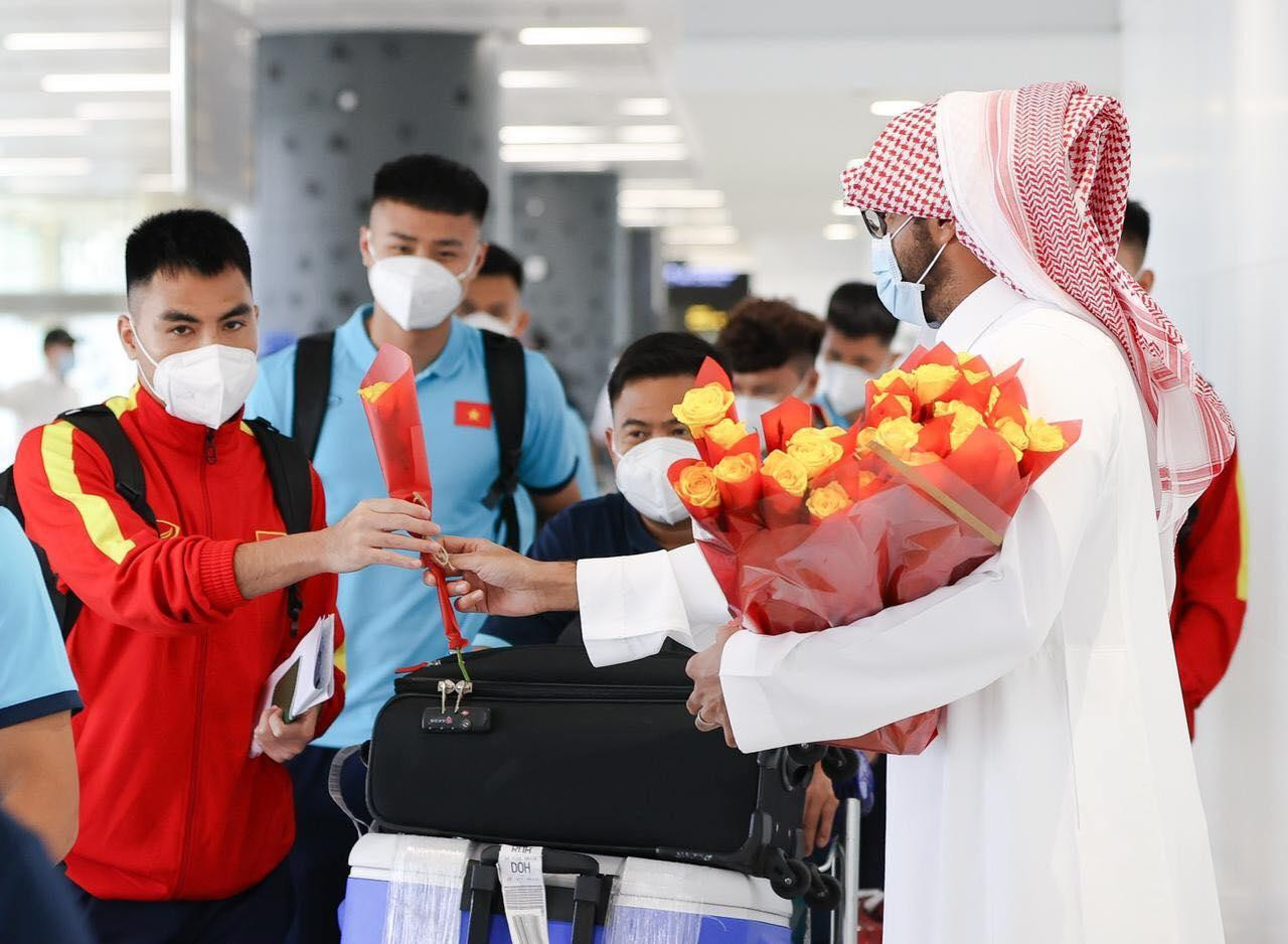 Đại diện chủ nhà Saudi Arabia tặng hoa chào đón đội tuyển Việt Nam