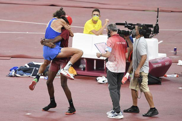 Tamberi nhảy lên ôm Barshim thay lời đồng ý chia sẻ tấm HCV Olympic Tamberi nhảy lên ôm Barshim thay lời đồng ý chia sẻ tấm HCV Olympic