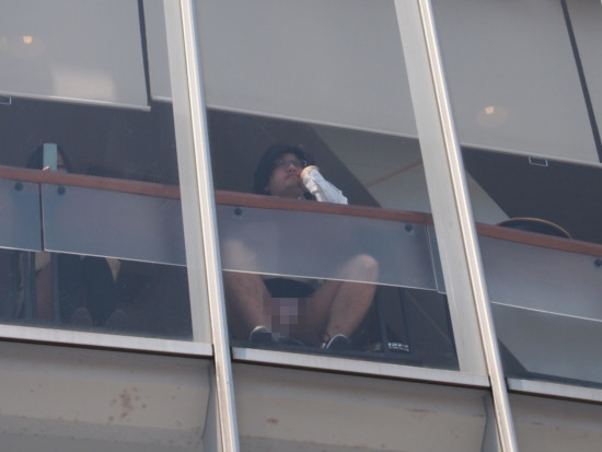 Rất dễ bị lộ hàng nếu mặc váy mà lại ngồi bên cửa kính