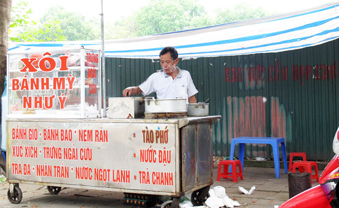 Từ ngày vợ bị bắt, một mình Ngổ phải lo toan công việc 