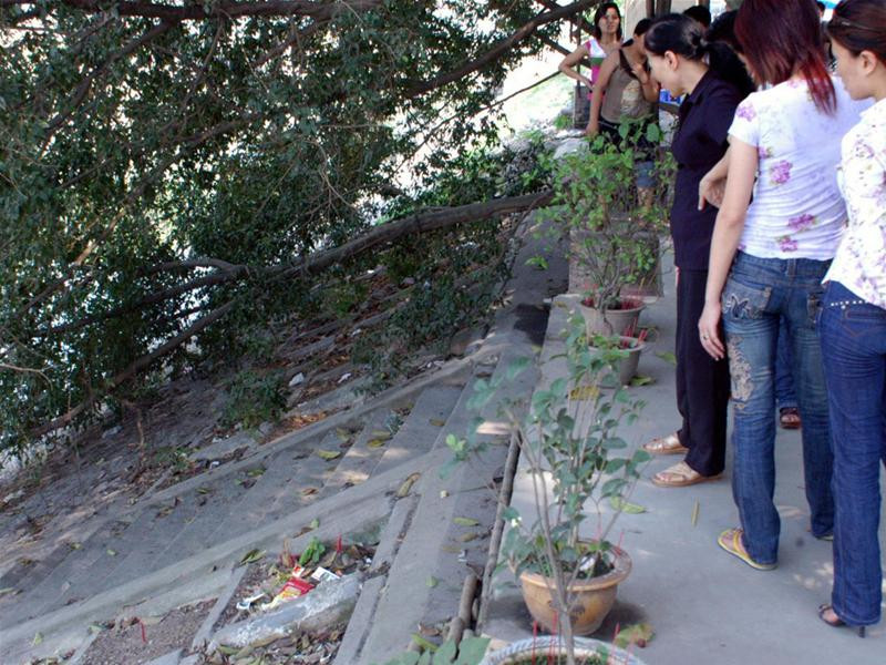 Một số hiện vật đào được từ đoạn sông Tô Lịch Đoạn sông Tô Lịch - Nơi ông Cường đã kể nhiều chuyện khó tin