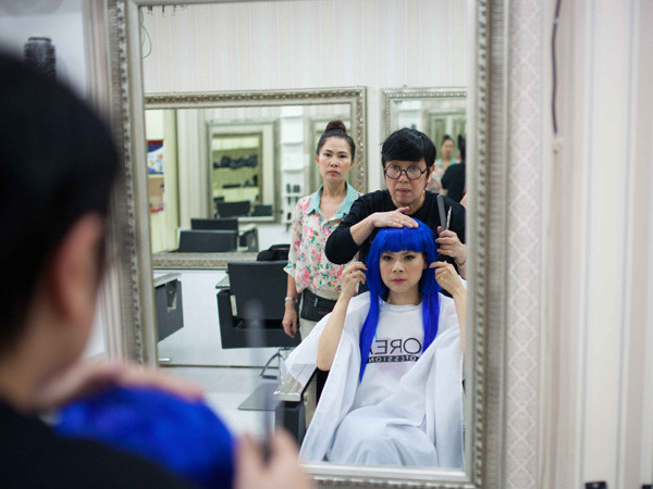 Lần này Thanh Thảo chọn màu xanh nước biển, là màu của hy vọng