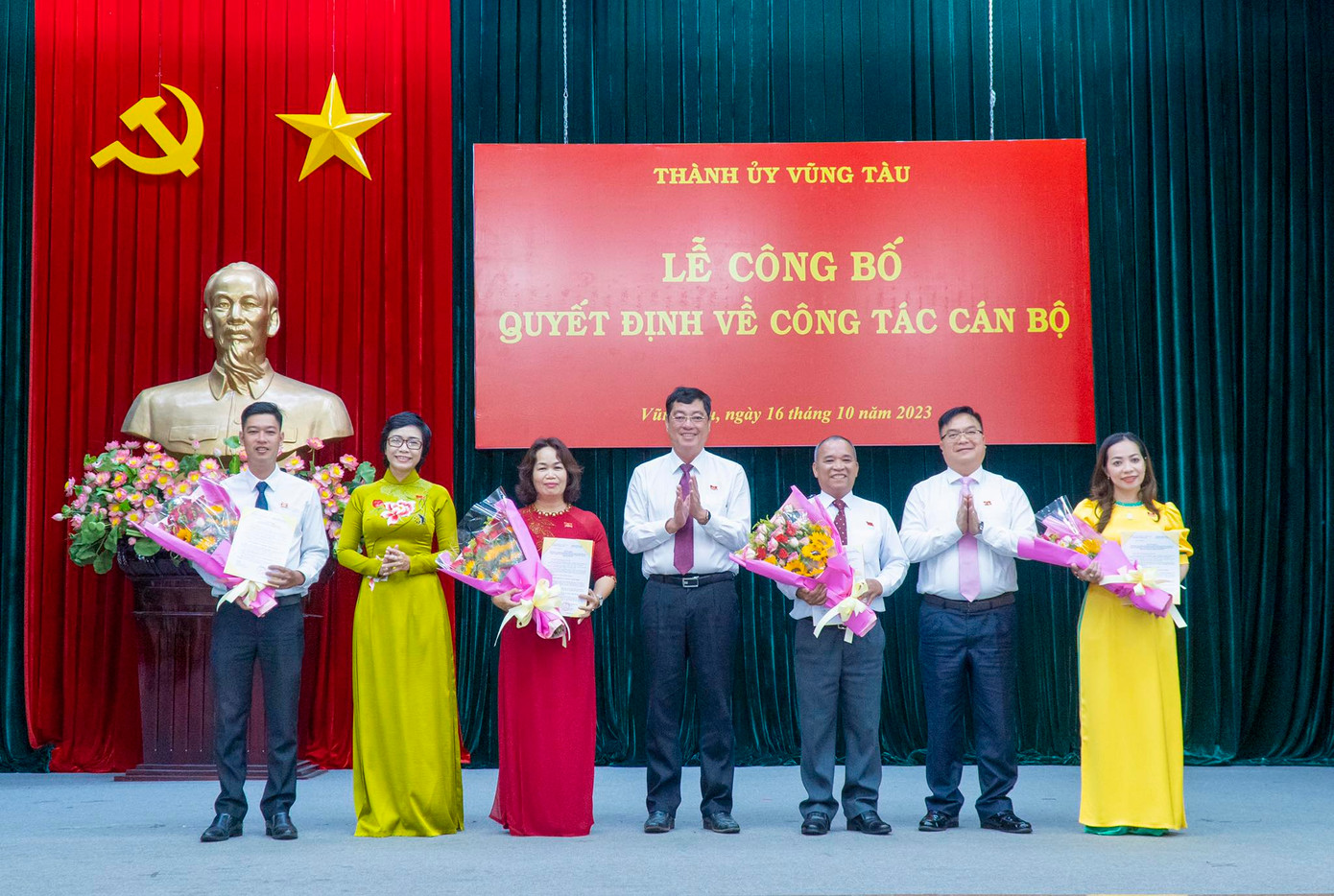 Lãnh đạo Thành ủy, HĐND, UBND TP. Vũng Tàu trao các quyết định và tặng hoa chúc mừng các cán bộ được điều động, luân chuyển. Lãnh đạo Thành ủy, HĐND, UBND TP. Vũng Tàu trao các quyết định và tặng hoa chúc mừng các cán bộ được điều động, luân chuyển.