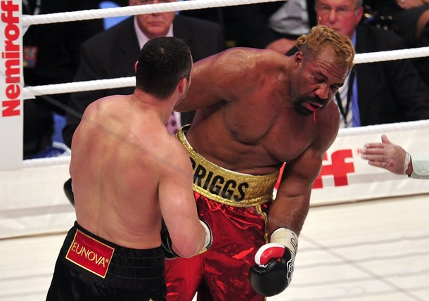 Shannon Briggs thường xuyên phải nhận những cú đấm ngàn cân