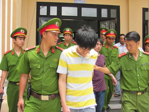 Lực lượng cảnh sát hỗ trợ tư pháp dẫn giải các đối tượng về trại giam. Lực lượng cảnh sát hỗ trợ tư pháp dẫn giải các đối tượng về trại giam