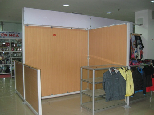 Nhiều quầy hàng vẫn bỏ trống tại chợ Hàng Da (Ảnh: M.N). Nhiều quầy hàng vẫn bỏ trống tại chợ Hàng Da (Ảnh: M.N)